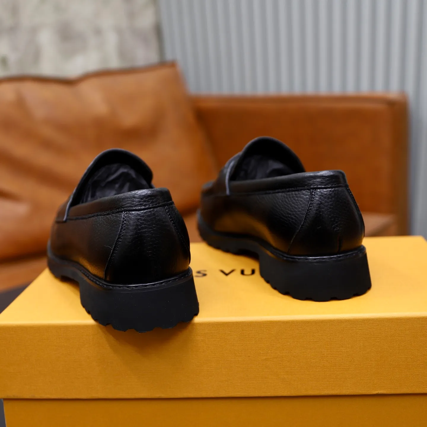 Ex-factory price: 600💰Louis Vuitton LV men's classic Oxford shoes, men's business formal boutique leather shoes, classic style, almond kernel exquisite toe, ultimate art, the whole shoe is made of imported cow leather (open edge beads), carefully selected, fine pores, excellent gloss, soft texture, strong toughness, durable and not easy to deform, apricot fetal cowhide leather lining, soft and comfortable, sweat-absorbent and breathable. Foam outsole, original box and dust bag packaging! Size: 38–44 (45/46 customized)